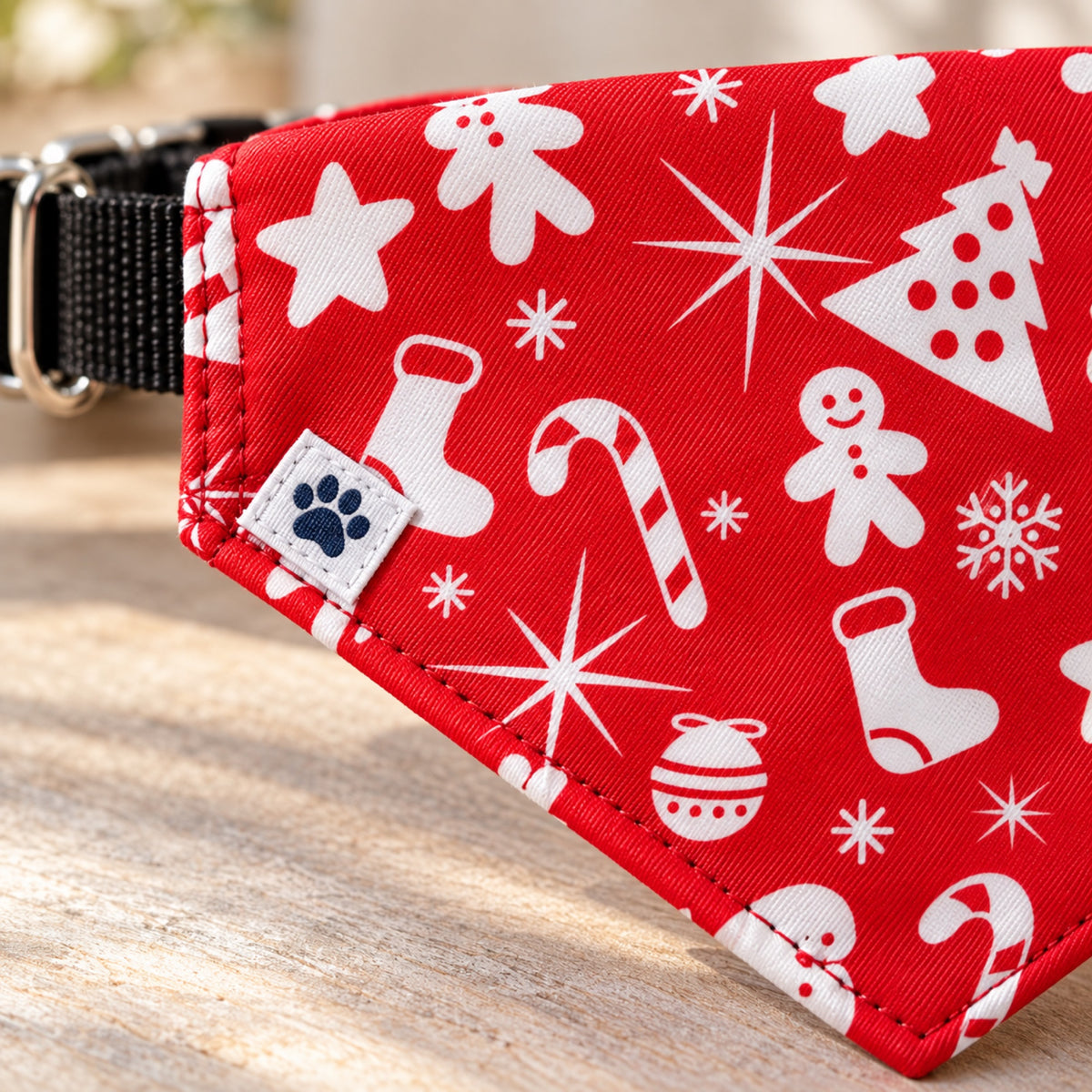 Yuletide bandana collar - Tag and print close-up