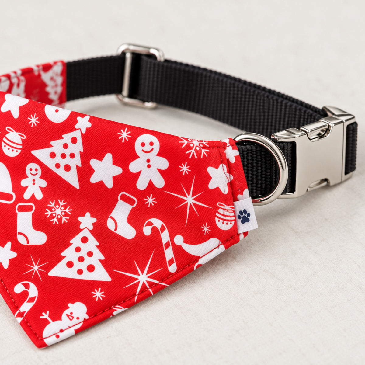 Yuletide bandana collar - Buckle D-ring and slider close-up